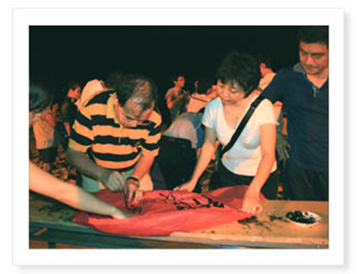 孔明灯上题写美好祝愿