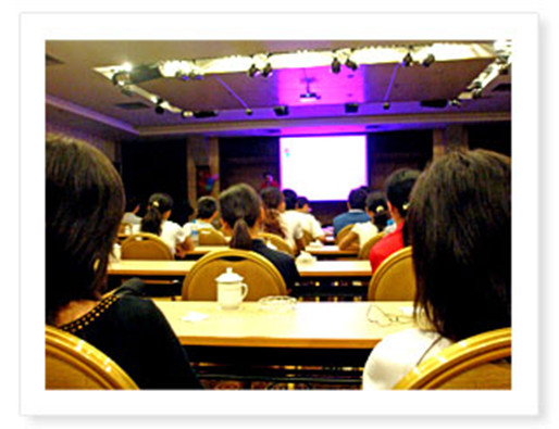 大会现场员工正在认真听取报告