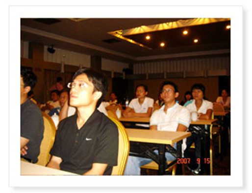 大会现场员工正在认真听取报告