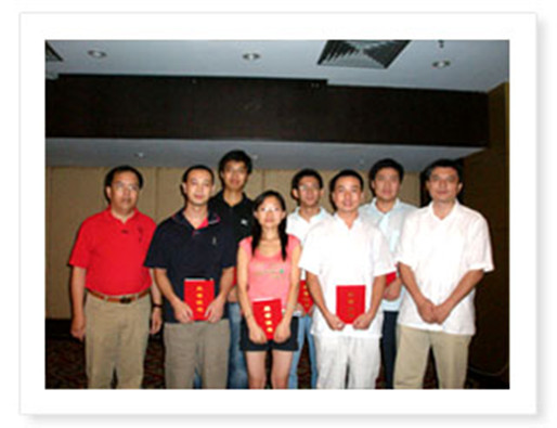 大会评选出的先进个人与领导合影